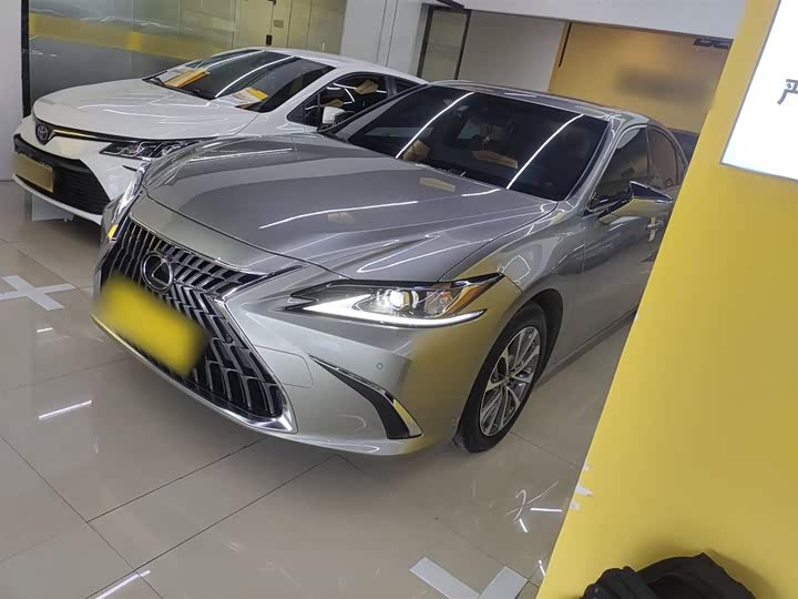 Фото 2 - Lexus ES