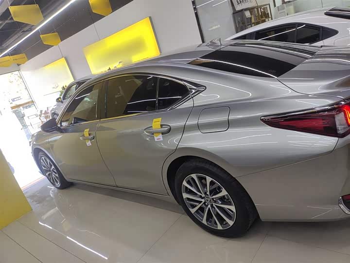 Фото 5 - Lexus ES