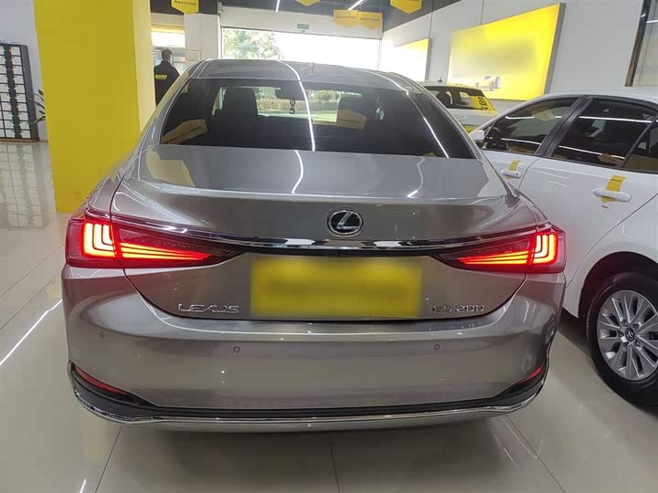 Фото 6 - Lexus ES