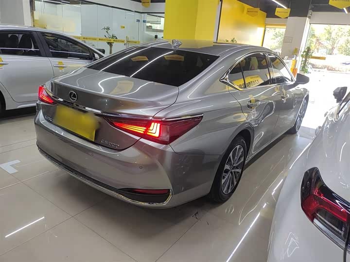 Фото 7 - Lexus ES