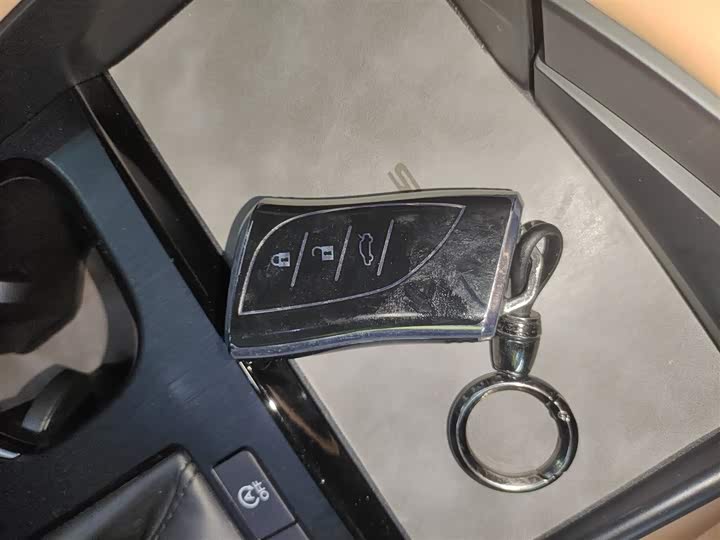 Фото 9 - Lexus ES