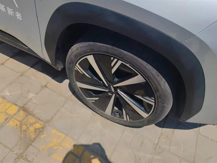 Фото 6 - Geely Atlas L