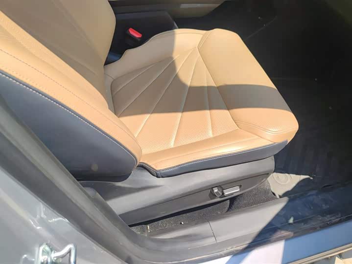 Фото 8 - Geely Atlas L