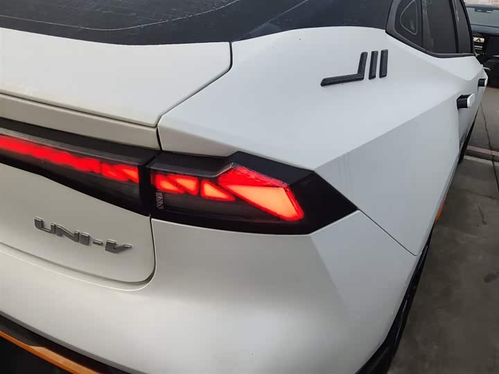 Фото 8 - Changan UNI-V