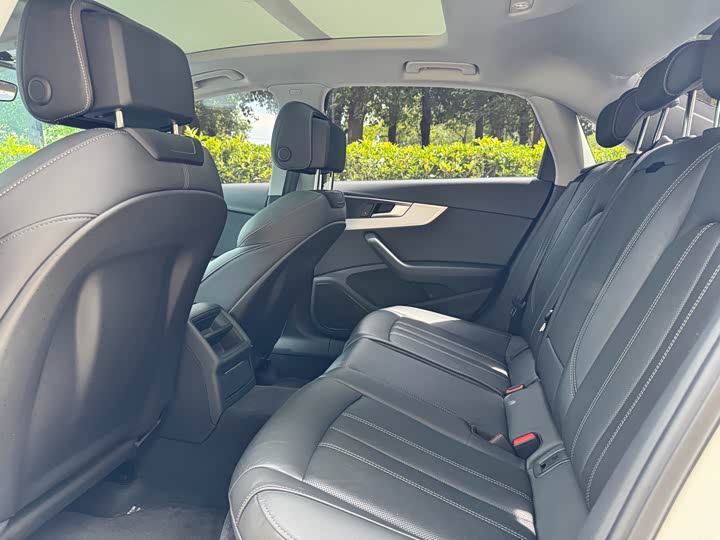 Фото 8 - Audi A4L