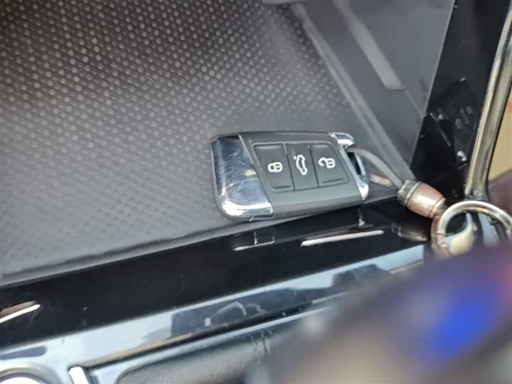 Фото 9 - Volkswagen Passat Hybrid