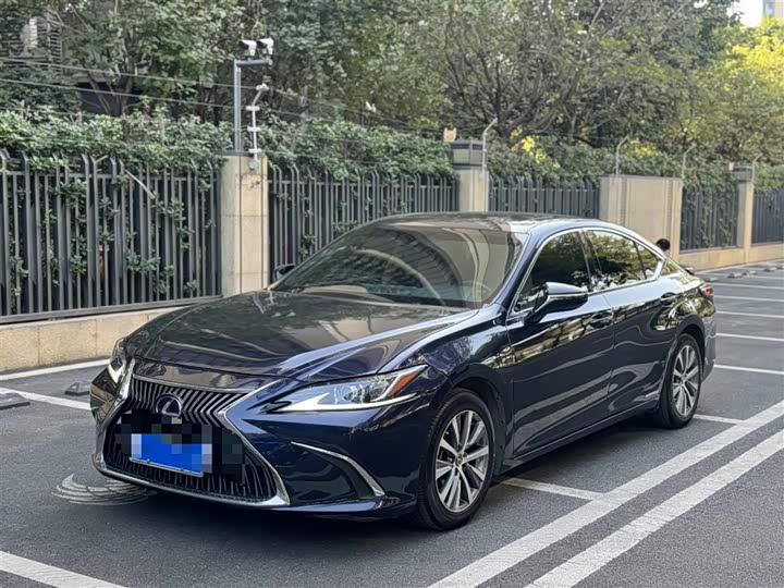 Фото 1 - Lexus ES