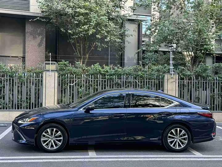 Фото 2 - Lexus ES