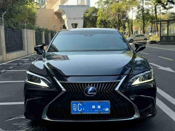 Фото 3 - Lexus ES