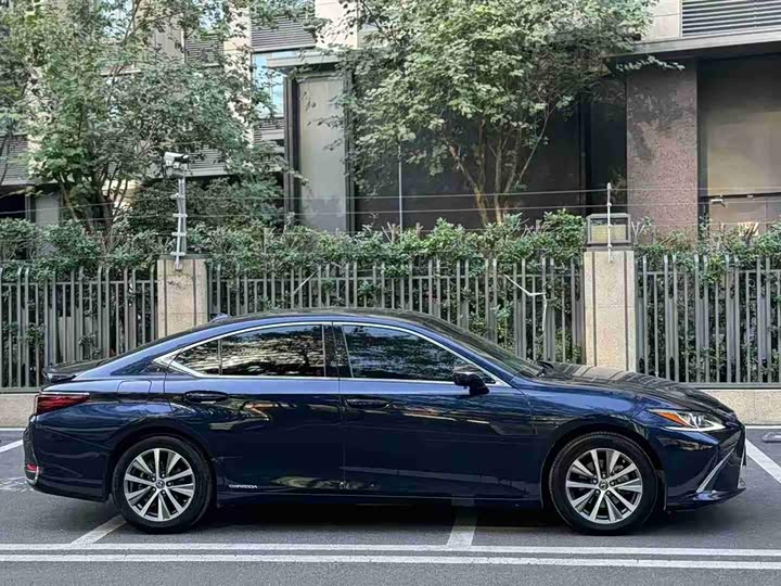 Фото 4 - Lexus ES