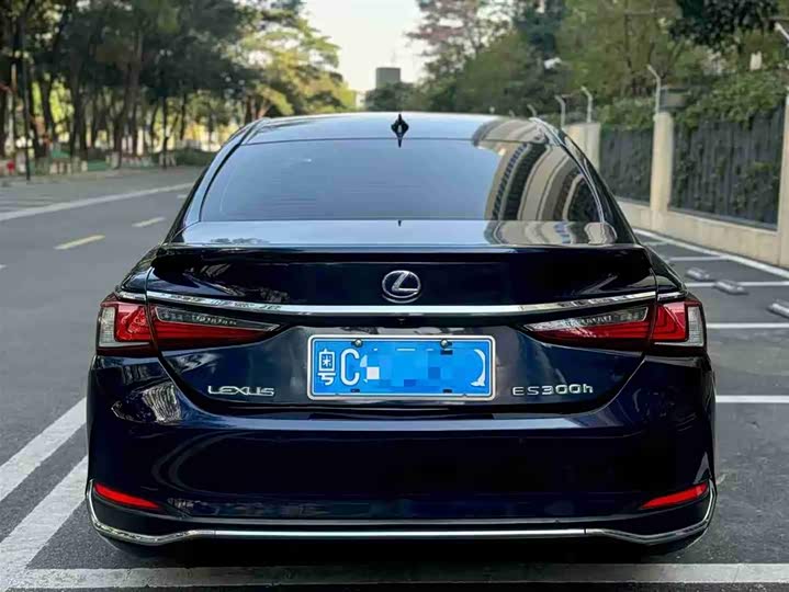 Фото 5 - Lexus ES