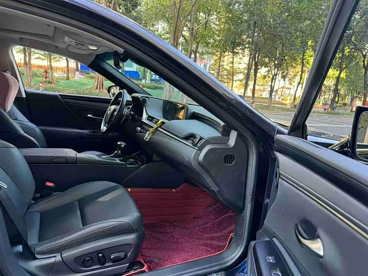 Фото 8 - Lexus ES