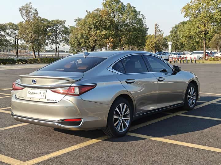 Фото 6 - Lexus ES