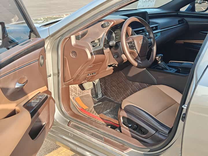 Фото 7 - Lexus ES