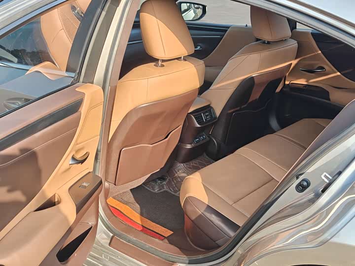 Фото 8 - Lexus ES