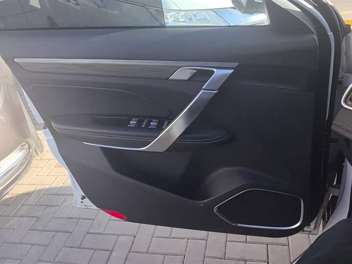 Фото 7 - Geely Atlas