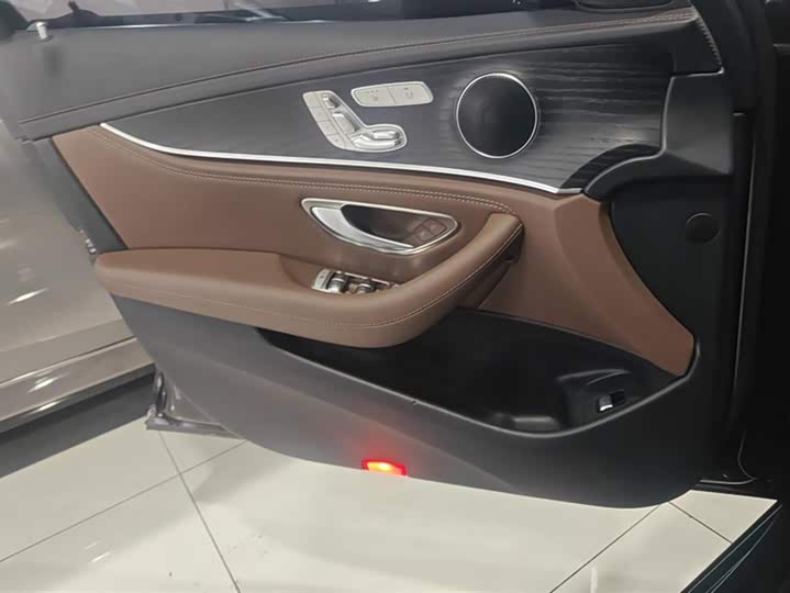 Фото 7 - Mercedes-Benz E-Class