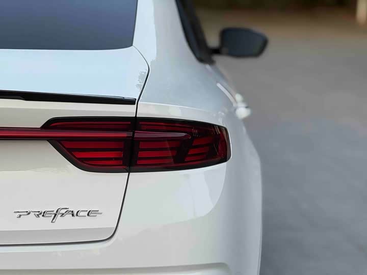 Фото 8 - Geely Preface