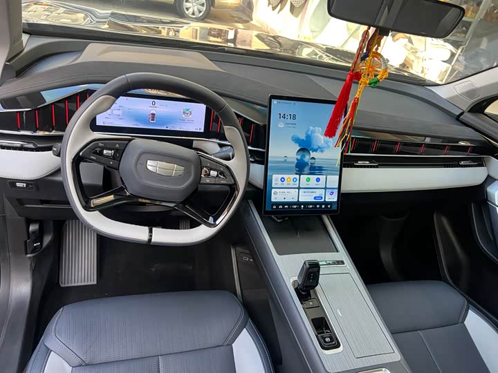 Фото 6 - Geely Atlas L