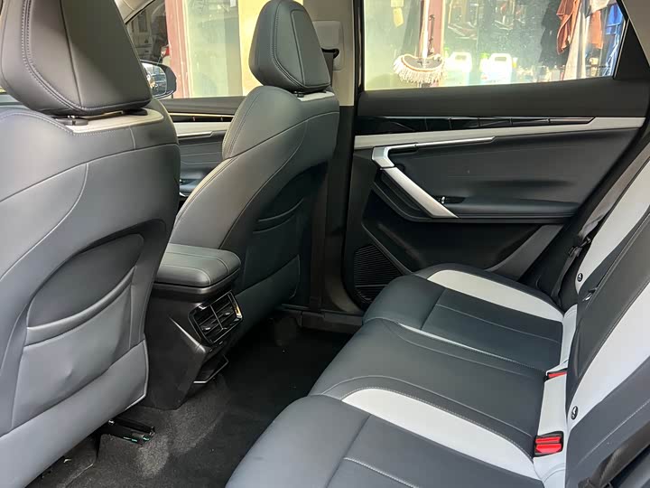 Фото 7 - Geely Atlas L