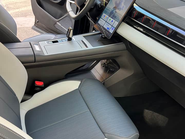 Фото 8 - Geely Atlas L