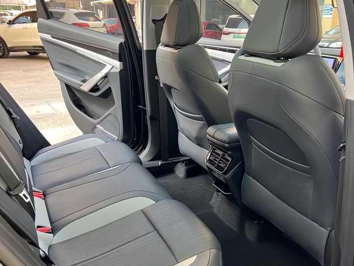 Фото 9 - Geely Atlas L