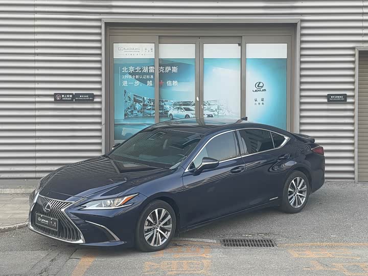 Фото 1 - Lexus ES