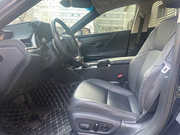 Фото 3 - Lexus ES