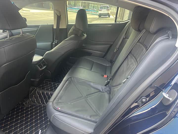 Фото 8 - Lexus ES