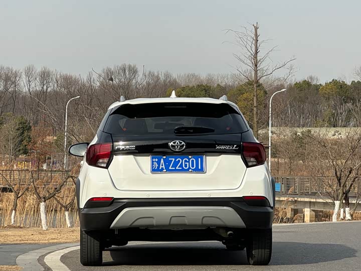 Фото 7 - Toyota Yaris L Hatchback