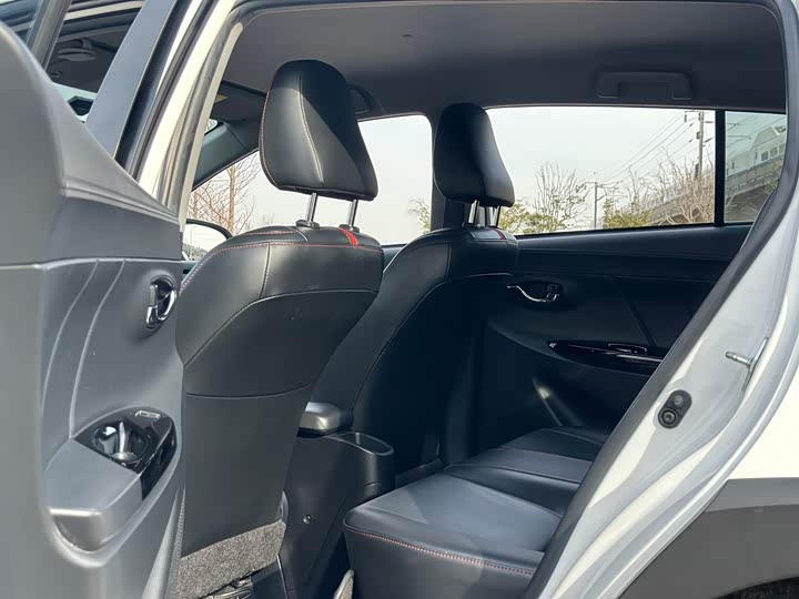 Фото 9 - Toyota Yaris L Hatchback