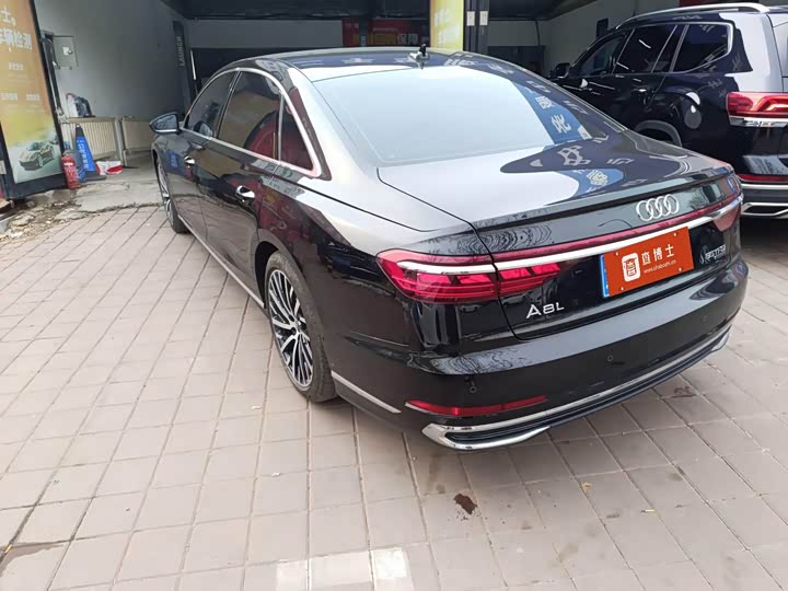 Фото 2 - Audi A8