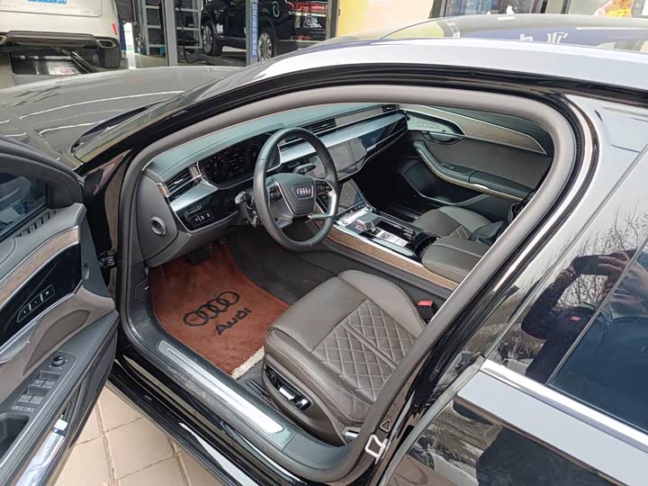 Фото 3 - Audi A8
