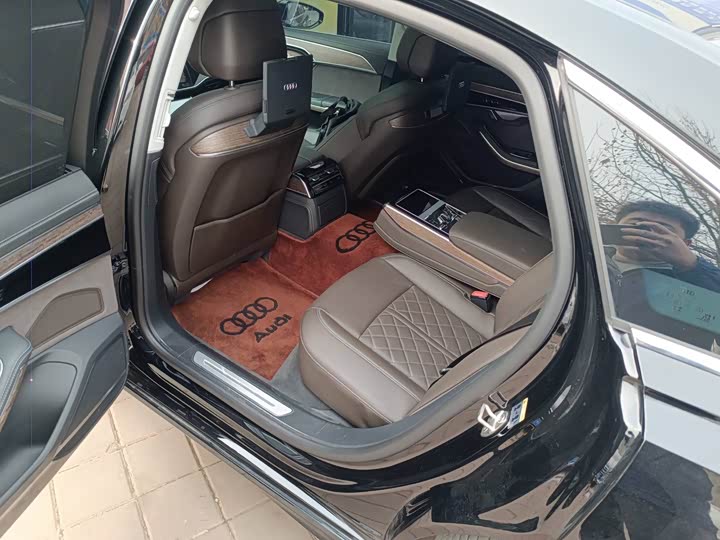 Фото 4 - Audi A8