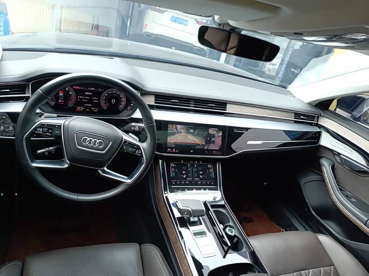 Фото 5 - Audi A8