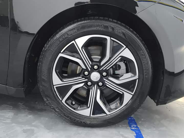 Фото 6 - Hongqi E-QM5