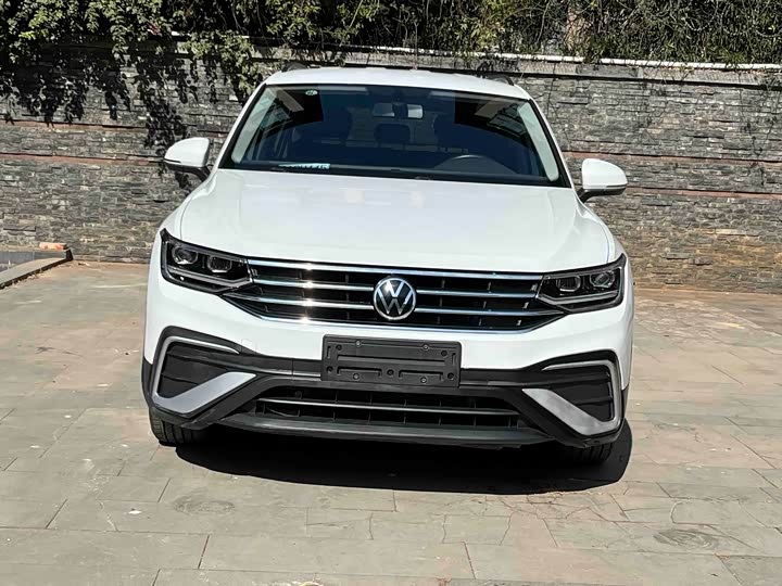 Фото 2 - Volkswagen Tiguan L Pro
