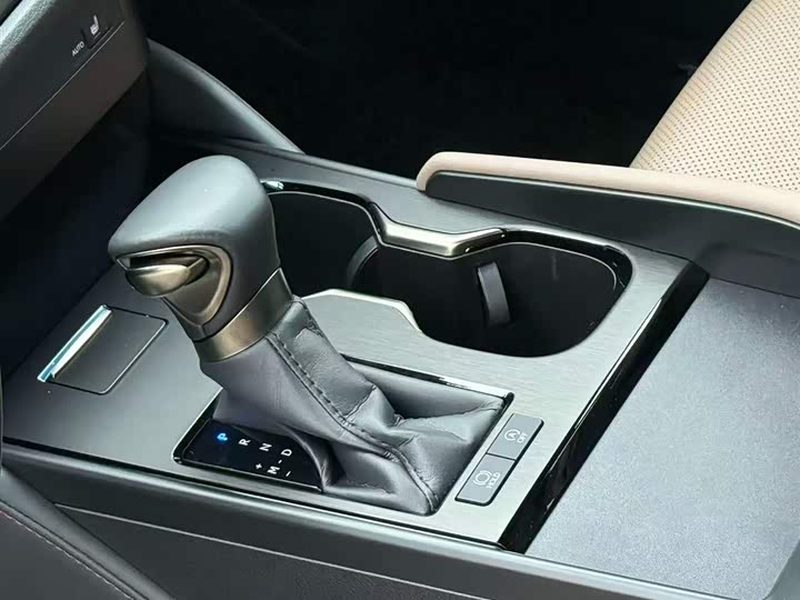 Фото 7 - Lexus ES