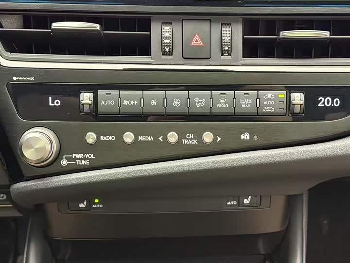 Фото 9 - Lexus ES