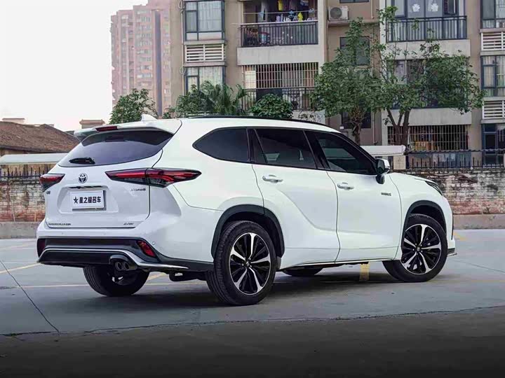 Фото 4 - Toyota Crown Kluger