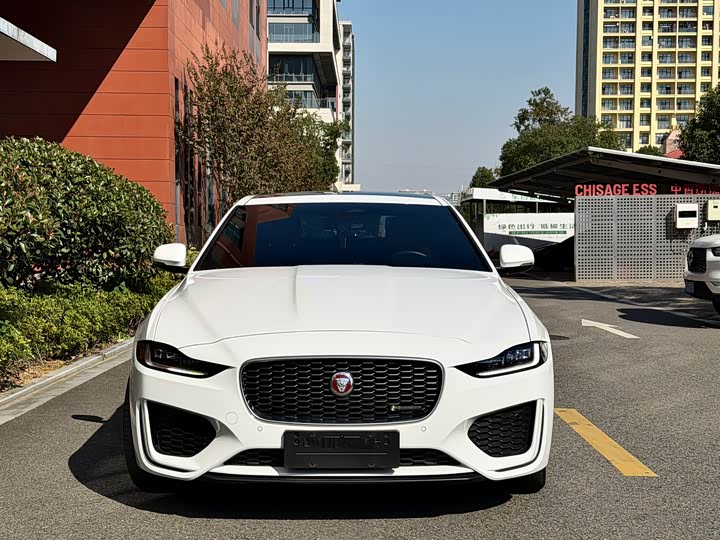 Фото 2 - Jaguar XE L