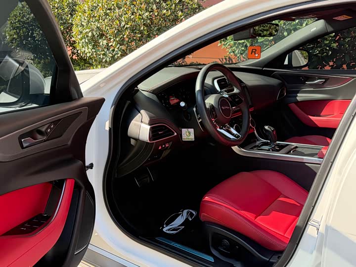 Фото 4 - Jaguar XE L