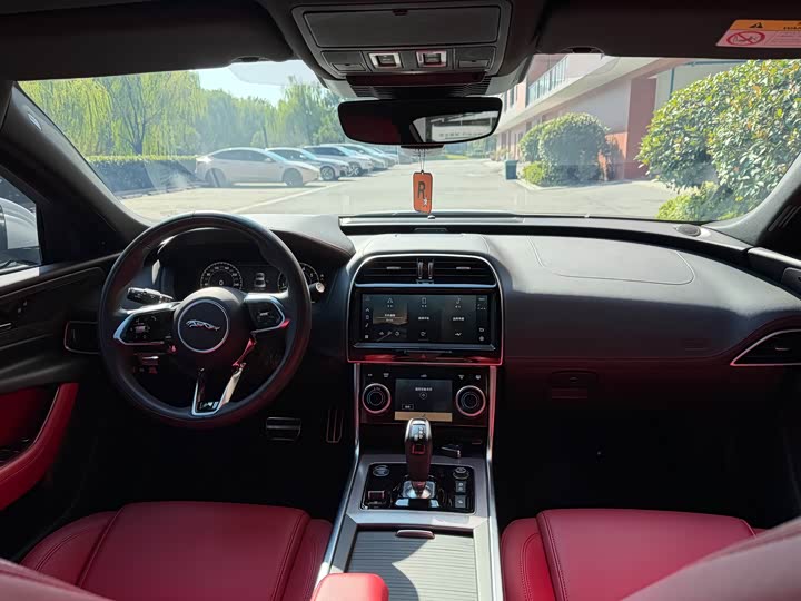 Фото 5 - Jaguar XE L