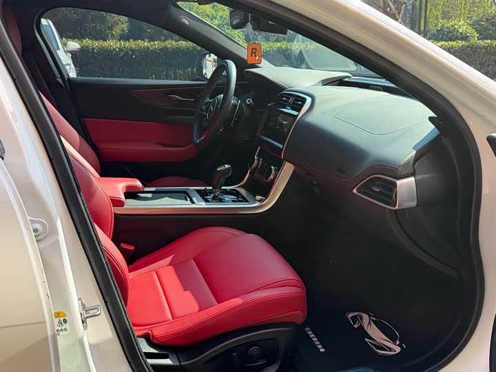 Фото 6 - Jaguar XE L