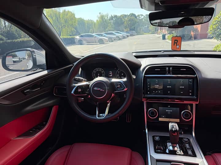 Фото 8 - Jaguar XE L