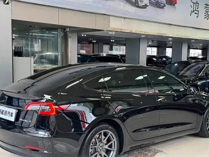 Фото 3 - Tesla Model 3