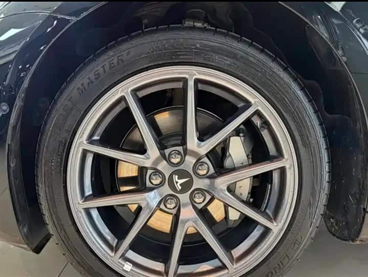 Фото 6 - Tesla Model 3