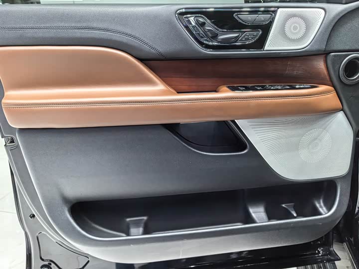 Фото 4 - Lincoln Navigator