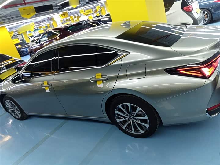 Фото 5 - Lexus ES