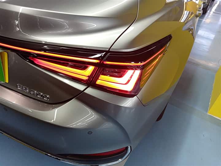 Фото 8 - Lexus ES